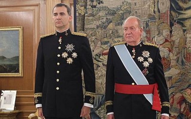 O Rei Emérito de España abandona o país en pleno aluvión de escándalos financeiros.