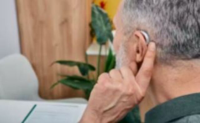 O uso de audiófonos reduce considerablemente o risco de sufrir demencia